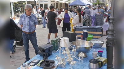 Es gibt noch freie Standflächen beim Hofgeismarer Stadtflohmarkt – hier ein Bild aus dem Vorjahr. Teilnahmeinteressiert können sich noch bis Mittwoch, 2- Juli anmelden. (Foto: Stefan Bönning)