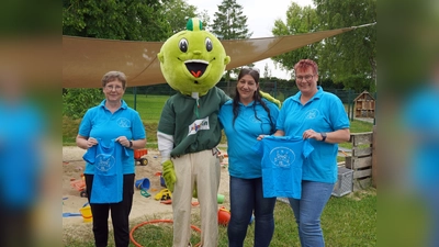 V.l.: Helga Fockel, das Maskottchen Jolinchen, Kita-Leiterin Kirsten Husberg-Poll und Simone Hoffmann präsentieren die T-Shirts für den Schlossparklauf. (Foto: privat)