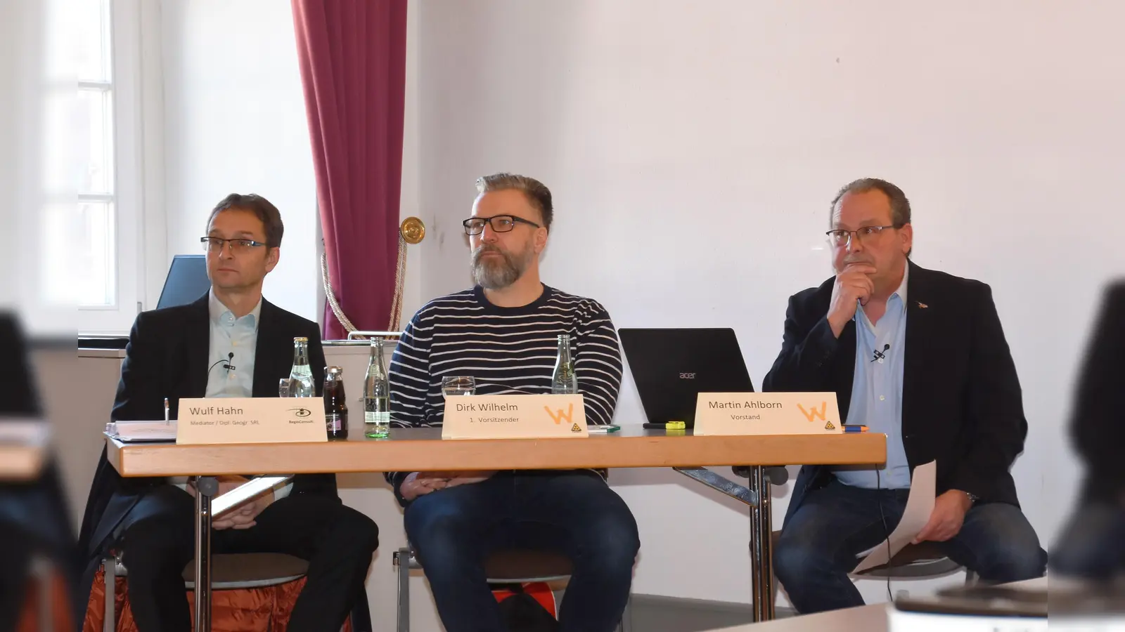 Präsentation der Studie: v.l. Wulf Hahn (RegioConsult), Dirk Wilhelm (Vorsitzender BI) und Martin Ahlborn (Vorstand BI). (Foto: Peter Vössing)