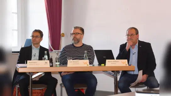 Präsentation der Studie: v.l. Wulf Hahn (RegioConsult), Dirk Wilhelm (Vorsitzender BI) und Martin Ahlborn (Vorstand BI). (Foto: Peter Vössing)