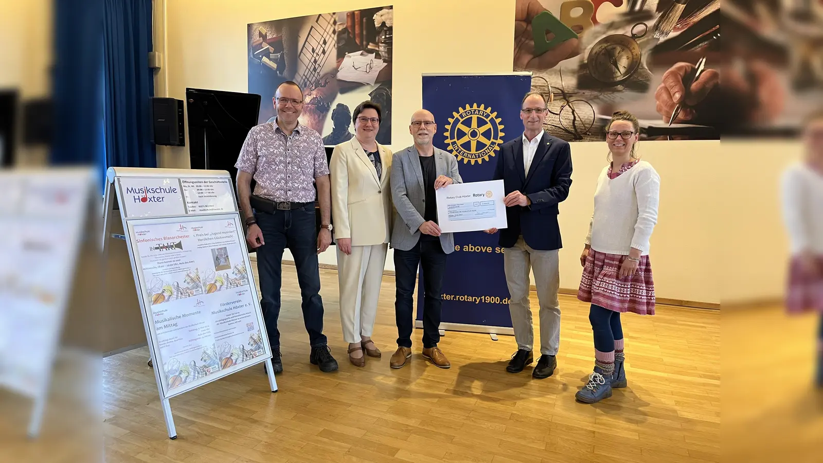 Freuen sich über eine sinnvolle Spende: Joachim Quadflieg (2. Vors. Förderverein), Klaudia Knapp (Leiterin der Musikschule Höxter), Falk Orban (1. Vorsitzender im neugegründeten Förderverein der Musikschule Höxter), Prof. Dr. Burkhard Wrenger (Präsident Rotary Club Höxter) und Kristina Mengersen (Projektleiterin des geförderten Kreativworkshops für die Kinder: Malen und Musik).<br> (Foto: Rotary Club Höxter)