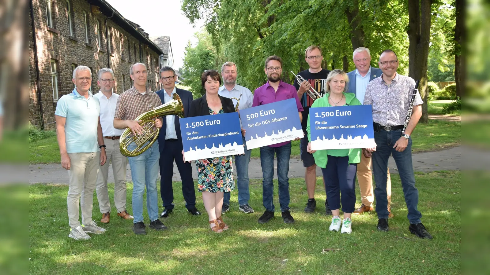 Es freuen sich die Spendenempfänger (v.v.l.) Sigrid Wichmann (ambulanter Hospizdienst), Jonas Teiting (OGS Albaxen) und Susanne Saage (Löwenmama) sowie die Verantwortlichen und Sponsoren: (h.v.l.) Bernd Engel (Bäckerei Engel), Andreas Nolte (Bausie) Musiker Jochen Schröder, Michael Meier (Volksbank), Musiker Holger Engel und Stefan Balke, Bürgermeister Daniel Hartmann und Joachim Quadflieg vom Sinf. Blasorchester. (Foto: Stadt Höxter)
