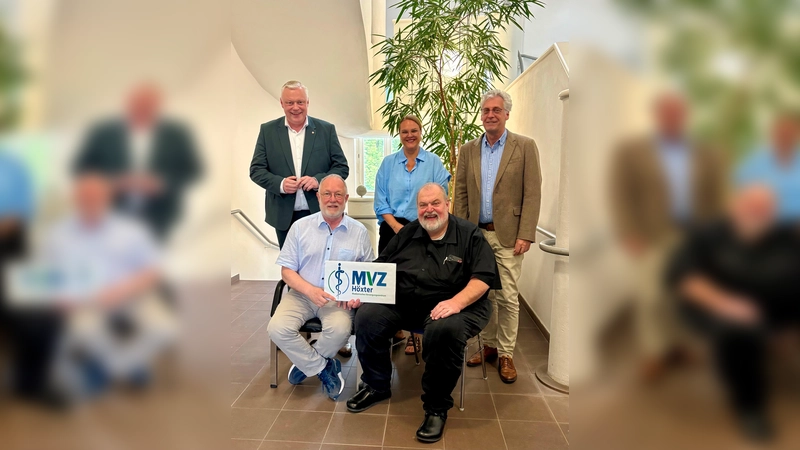 Gemeinsam für die hausärztliche Versorgung vor Ort: Bürgermeister Daniel Hartmann, Dr. Michael Stoltz, Wirtschaftsförderin Jana Jungblut, Dr. Jörg Wohner und Dezernent sowie allg. Vertreter des Bürgermeisters Stefan Fellmann freuen sich über den Start des Medizinischen Versorgungszentrum Höxter GmbH (MVZ). (Foto: Stadt Höxter)