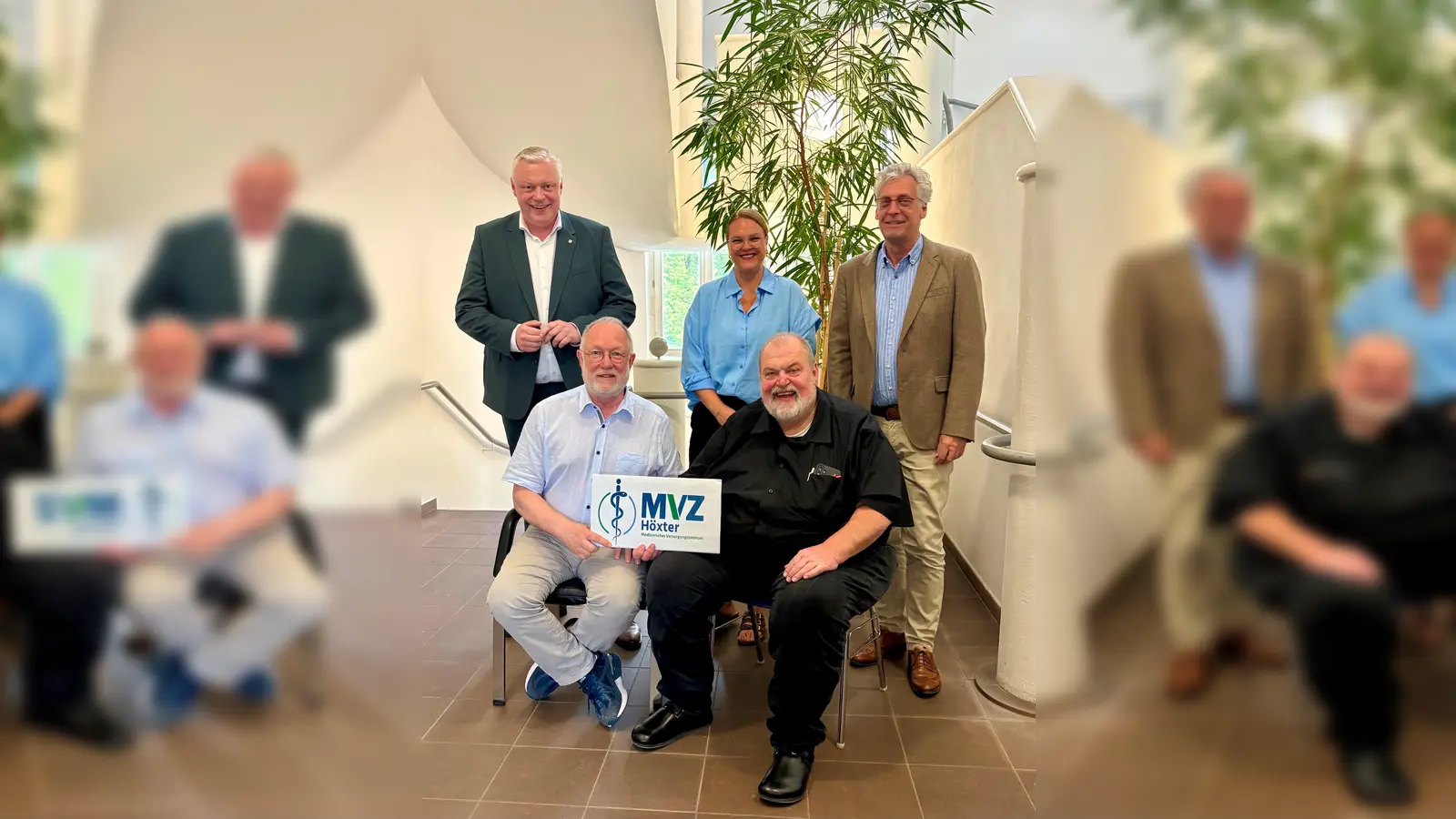 Gemeinsam für die hausärztliche Versorgung vor Ort: Bürgermeister Daniel Hartmann, Dr. Michael Stoltz, Wirtschaftsförderin Jana Jungblut, Dr. Jörg Wohner und Dezernent sowie allg. Vertreter des Bürgermeisters Stefan Fellmann freuen sich über den Start des Medizinischen Versorgungszentrum Höxter GmbH (MVZ). (Foto: Stadt Höxter)