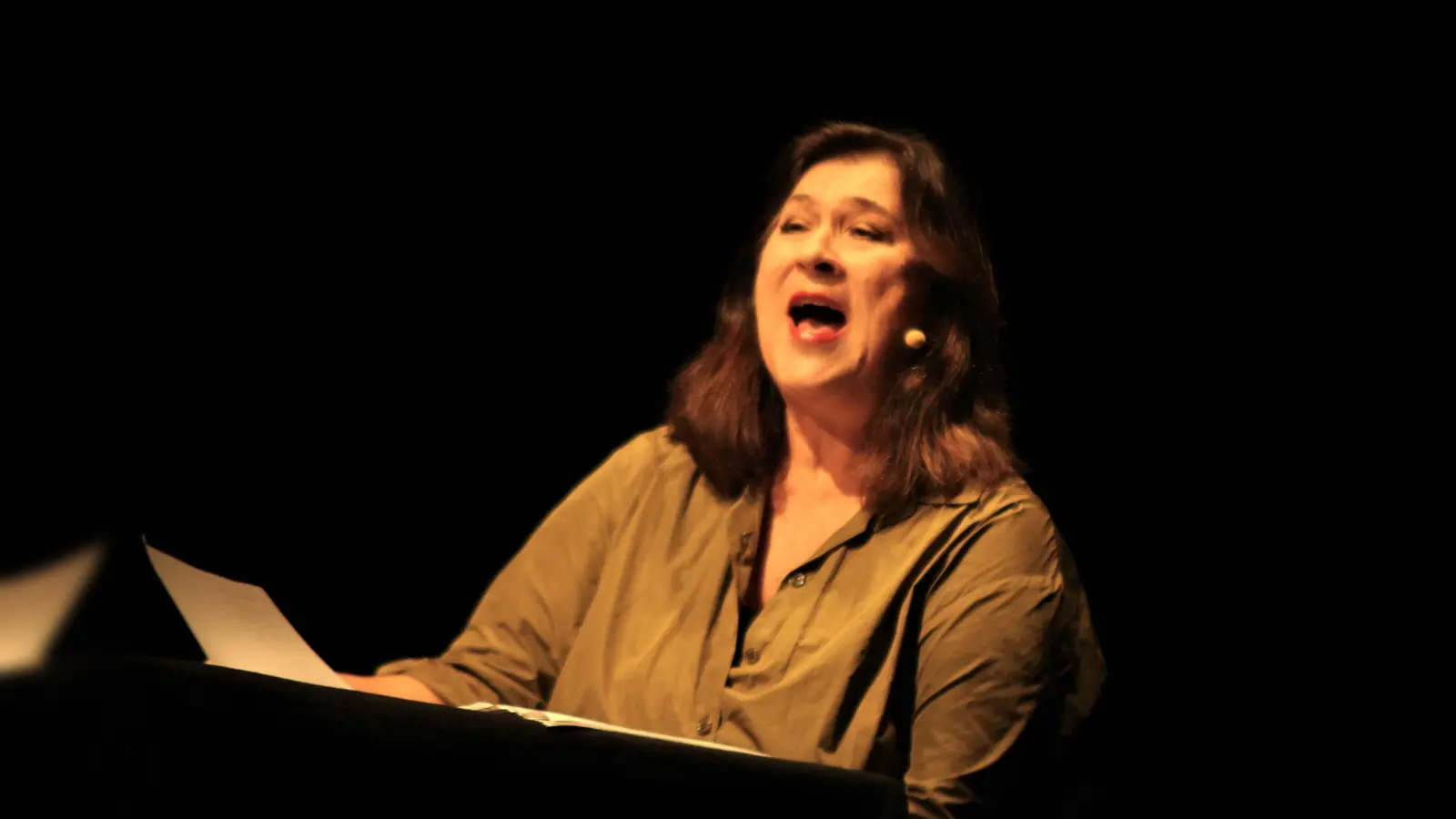 Schauspielerin Eva Mattes las in Beverungen nicht nur vor, sondern zeigte auch, dass sie singen kann. (Foto: Kulturgemeinschaft)