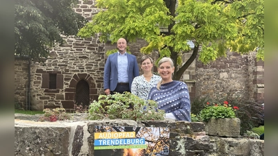 Künstlerin Annette Hänning, Anna-Lena Sprenger, Stadtverwaltung Trendelburg, und Bürgermeister Martin Lange. (Foto: Julia Sürder)