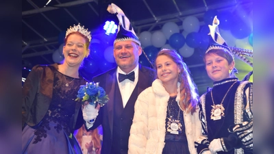 : Die neuen Prinzenpaare des Carnevalsvereins strahlten bei ihrer Proklamation auf der Volksbank-Bühne.  (Foto: Barbara Siebrecht)