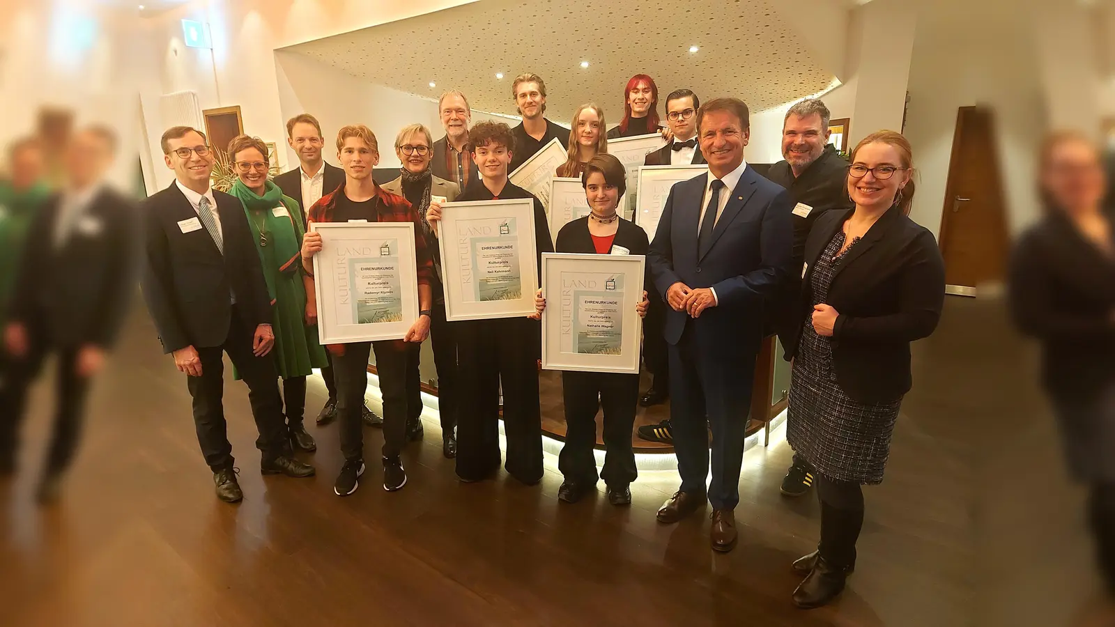 Großer Jubel, Freude und Stolz nach der Verleihung des Kulturpreises des Kreises Höxter im Cineplex in Warburg: Das Jugend-Ensemble des Filmprojekts „Romeo &amp; Julia – Warburg wird Verona“ ist Kulturpreisträger 2025 des Kreises Höxter.  (Foto: Kreis Höxter)