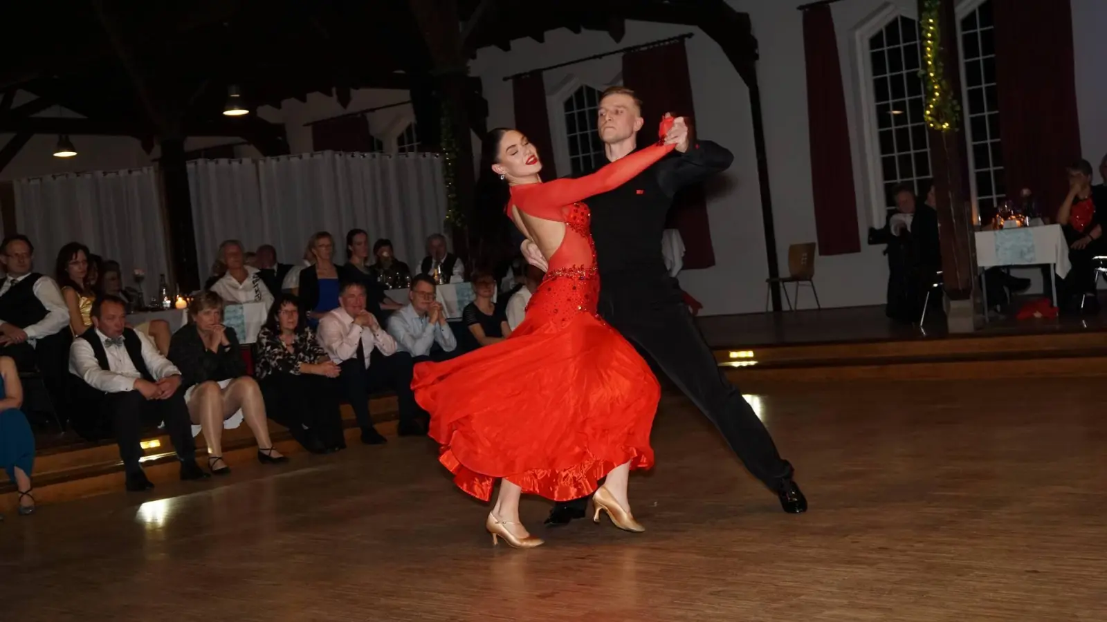 Das S-Klasse Standard Paar Leo Axt und Maria Heckel bei seinem Auftritt auf dem Rosenball. (Foto: privat)
