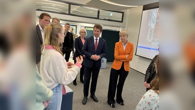 Bei dem Besuch der Ministerin stellte sich auch die Gruppe „KraftART“ vor. Sie besteht seit 2015 und ist entstanden aus dem Bedürfnis, jungen Schülerinnen und Schülern mit Fluchthintergrund weitere Anknüpfungspunkte im Schulalltag zu geben sowie um einheimischen Jugendlichen ein vertieftes Kennenlernen der neuen Bürgerinnen und Bürgern zu ermöglichen. (Foto: Kreis Höxter)