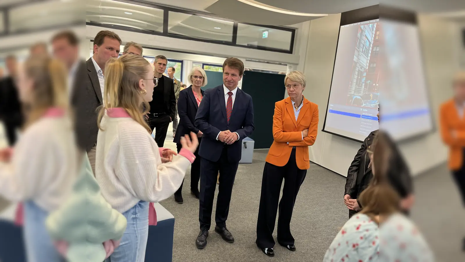Bei dem Besuch der Ministerin stellte sich auch die Gruppe „KraftART“ vor. Sie besteht seit 2015 und ist entstanden aus dem Bedürfnis, jungen Schülerinnen und Schülern mit Fluchthintergrund weitere Anknüpfungspunkte im Schulalltag zu geben sowie um einheimischen Jugendlichen ein vertieftes Kennenlernen der neuen Bürgerinnen und Bürgern zu ermöglichen. (Foto: Kreis Höxter)