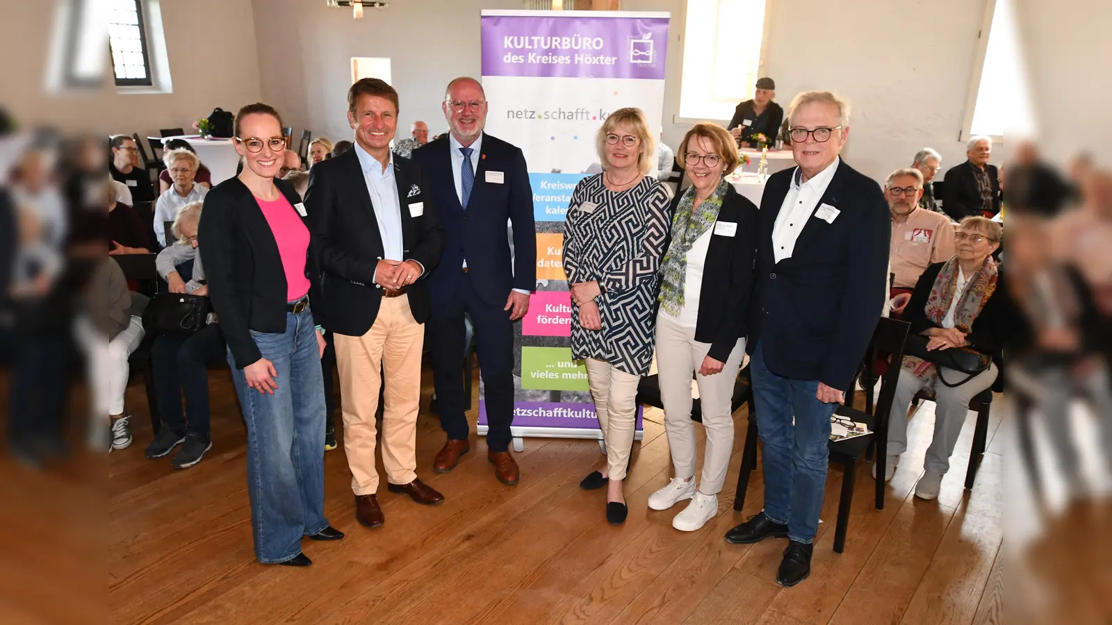 Freuten sich über die große Beteiligung von mehr als 100 Kunstschaffenden und Kulturengagierten beim 16. Netzwerktreffen der Kulturakteure, bei dem das zehnjährige Bestehen des Kulturbüros des Kreises Höxter gefeiert wurde (v.l.): Kulturmanagerin Julia Siebeck, Landrat Michael Stickeln, Nieheims Bürgermeister Johannes Schlütz, Dr. Yasmine Freigang vom Landschaftsverband Westfalen-Lippe, Gabriele Böker, Leiterin der Abteilung Schule und Kultur des Kreises Höxter, und Kreisdirektor Klaus Schumacher. (Foto: Kreis Höxter)