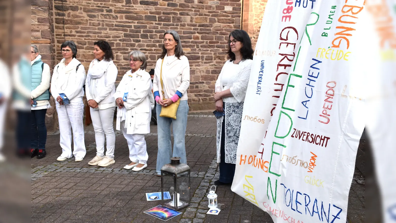 Sie schweigen und stehen für Frieden. (Foto: Barbara Siebrecht)