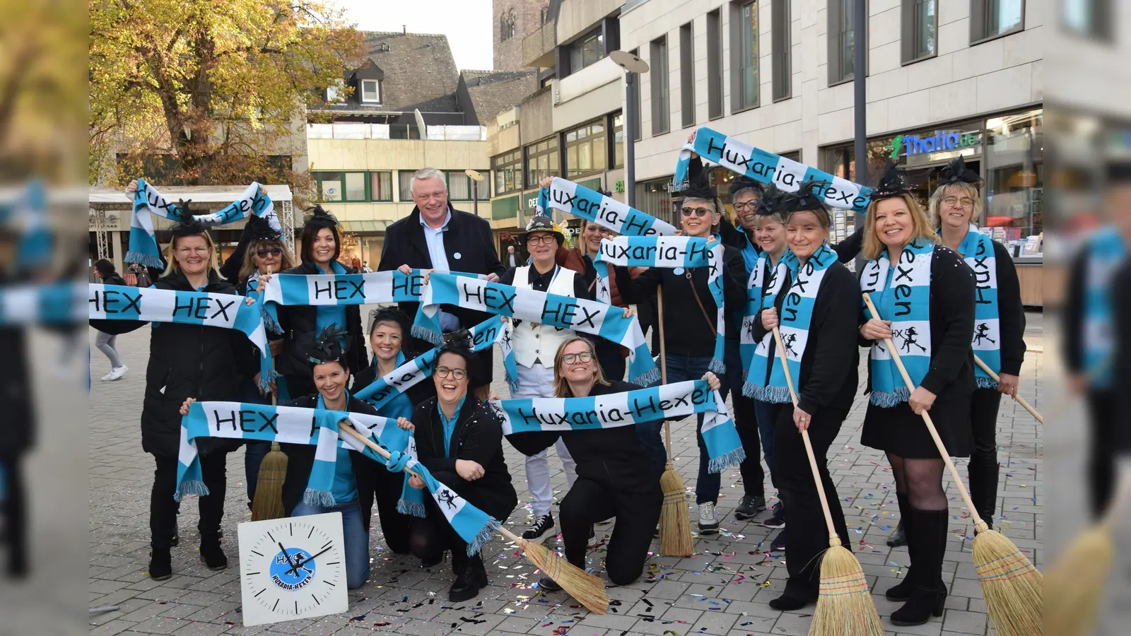 Höxter Hex-Hex! Die Huxaria-Hexen und Bürgermeister Daniel Hartmann läuteten auf dem Marktplatz die karnevalistische Jahreszeit ein. (Foto: Marc Otto)