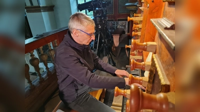 Domorganist Dominik Balduin gestaltet die abendliche Führung an der bedeutenden Andreas-Schneider-Orgel mit. (Foto: Kirchengemeinde Corvey)