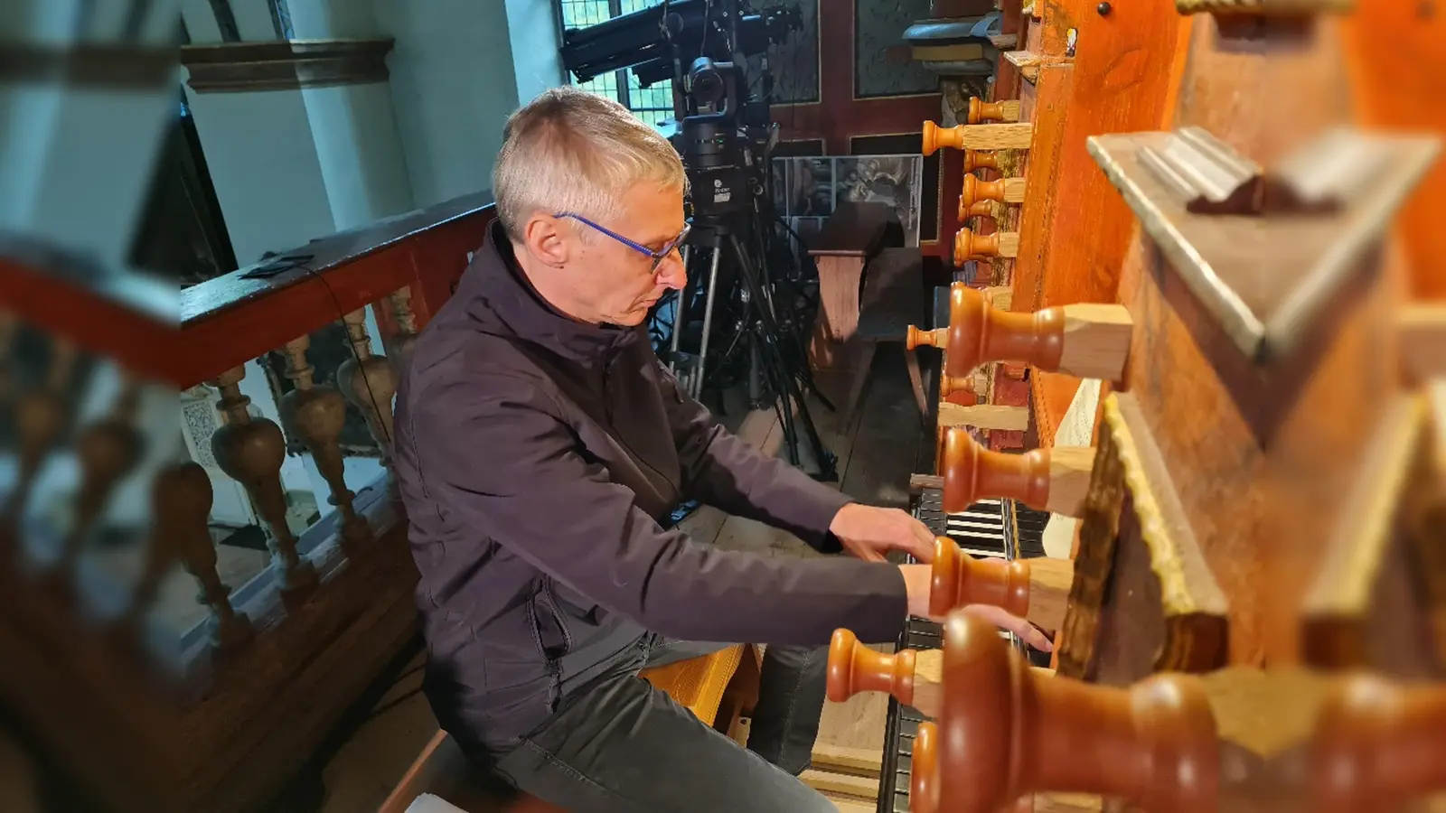Domorganist Dominik Balduin gestaltet die abendliche Führung an der bedeutenden Andreas-Schneider-Orgel mit. (Foto: Kirchengemeinde Corvey)