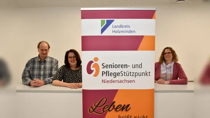 Feiern ihr zehnjähriges Jubiläum (v.l.): Bereichsleiter Martin Pfeffer, Astrid Krause und Janine Meier vom Pflegestützpunkt Niedersachsen im Landkreis Holzminden. (Foto: Peter Drews/Landkreis Holzminden)