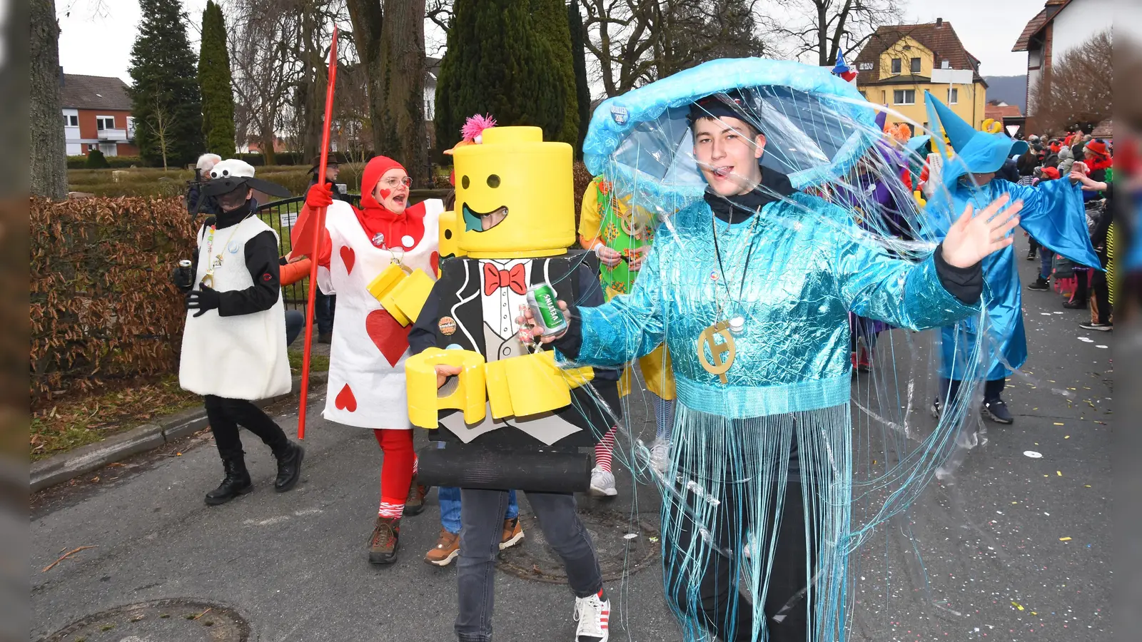 Bunte Kostüme beim länderübergreifenden Rosenmontagszug. (Foto: Peter Vössing )
