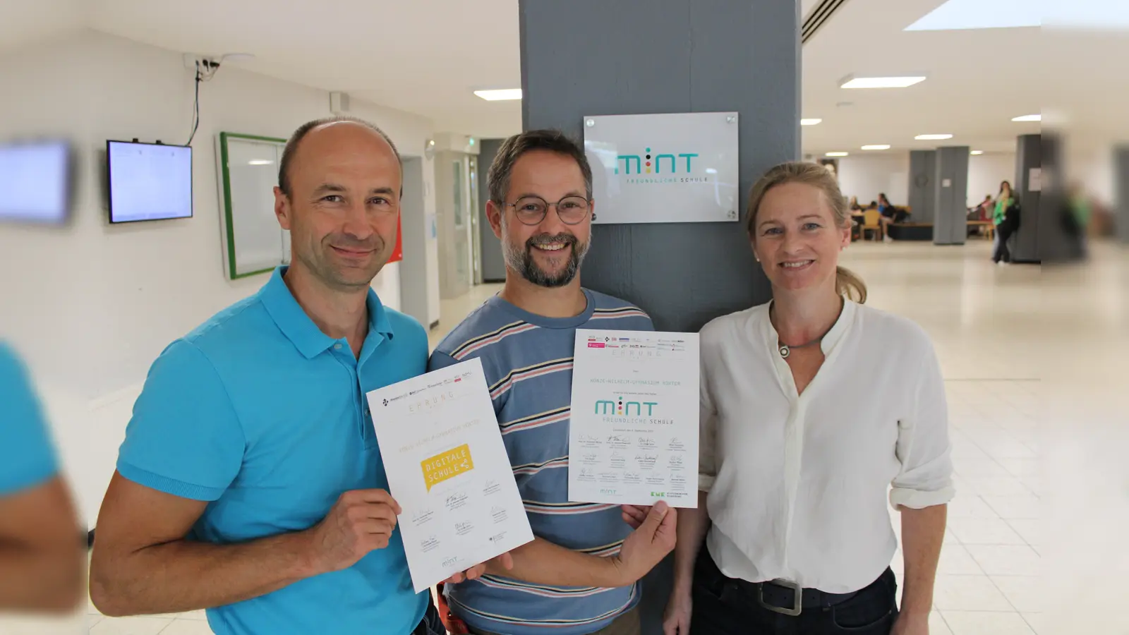 V.l.: Digitalisierungs-Beauftragter Witali Wolf, MINT-Beauftragter Ulf Osterbrink und Schulleiterin Heike Edeler. (Foto: privat)