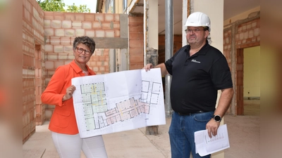 Schulleiterin Birgit Riepe-Dewender und Architekt Wolfgang Hengst erläutern die Planung. (Foto: Barbara Siebrecht)