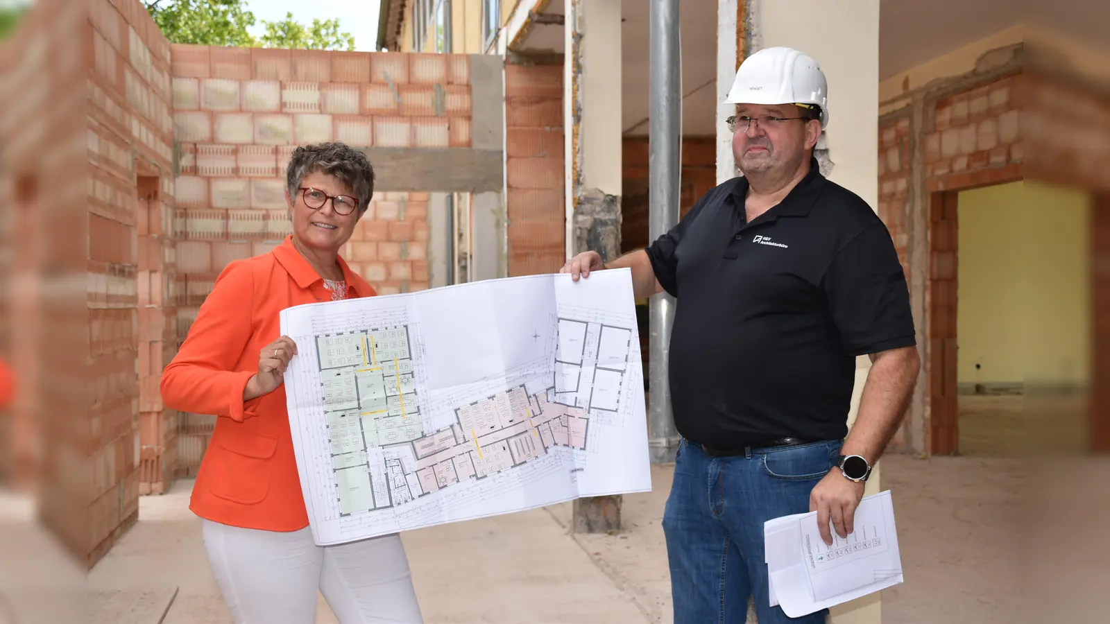 Schulleiterin Birgit Riepe-Dewender und Architekt Wolfgang Hengst erläutern die Planung. (Foto: Barbara Siebrecht)