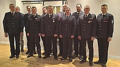 V.l.: (stellv. Löschgruppenführer) Hauptbrandmeister Klaus Dierkes, Feuerwehrmann Sebastian Rosenthal, Feuerwehrmann Alexander Menke, (stellv. Löschgruppenführer) Brandmeister Moritz Menke, Unterbrandmeister Sebastian Hoffmann, Unterbrandmeister Niklas Pecher, Unterbrandmeister David Rose, Unterbrandmeister Christof Deppe, Oberfeuerwehrmann Pascal Knauf, (Löschgruppenführer) Brandinspektor Ingolf Menke, (Leiter der Feuerwehr Beverungen) Stadtbrandinspektor Sebastian Ewen. (Foto: Matthias Geitel, Feuerwehr Beverungen)