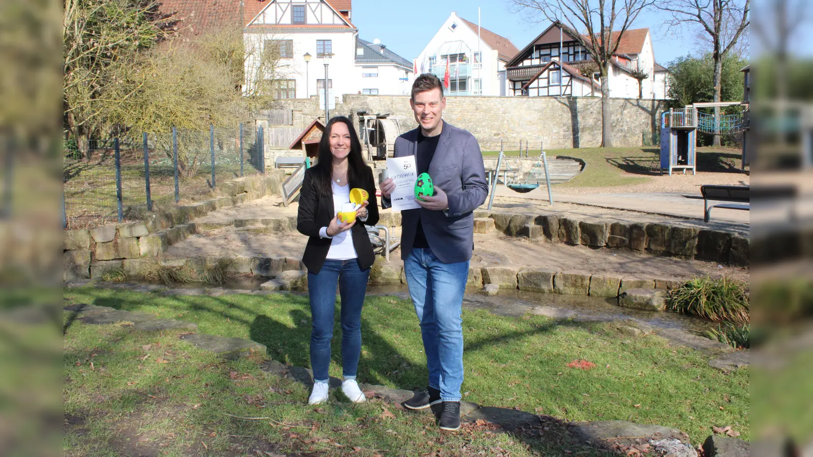 Laden zur Ostereiersuche ein: Janine Brigant-Loke (VHS-Leitung) und Michael Scholle (Verbandsvorsteher). (Foto: privat)