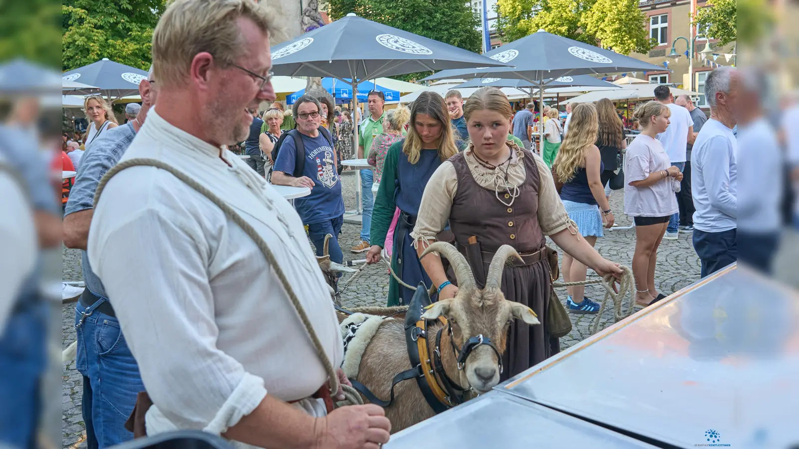 Großer Durst bei hochsommerlichen Temperaturen: Auch Vierbeiner standen geduldig an. (Foto: Stefan Bönning)