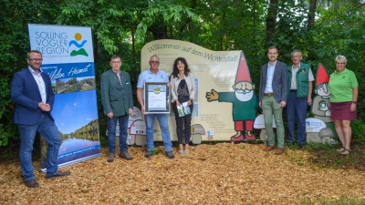 Urkundenübergabe an die Vertreter des Sollingvereins Sieverhausen durch Manuel Liebig, Geschäftsführer der SVR (links) im Beisein von Sven Wolter, Bürgermeister von Dassel (3. v.r.) und Andrea Koch, Sachbearbeiterin im Bereich Tourismus der Stadt Dassel (4. v.r.). (Foto: SVR)