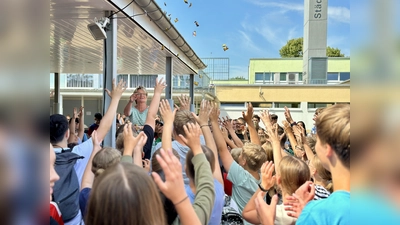 Schulleiterin Verena Speer-Ramlow verteilt beim Schulfest Bonbons. (Foto: privat)