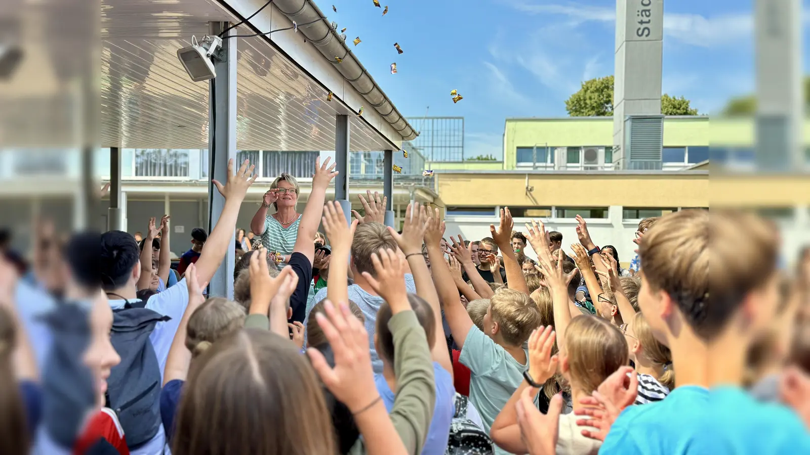 Schulleiterin Verena Speer-Ramlow verteilt beim Schulfest Bonbons. (Foto: privat)