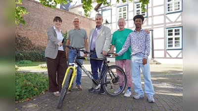 Eine tolle Leistung für den Klimaschutz (v.l.): Christiane Hecker vom Klimaschutz-Team der Stadt Brakel, Manfred Götz, Bürgermeister Hermann Temme, Adalbert Grüner und Meron Sium. (Foto: Stadt Brakel)