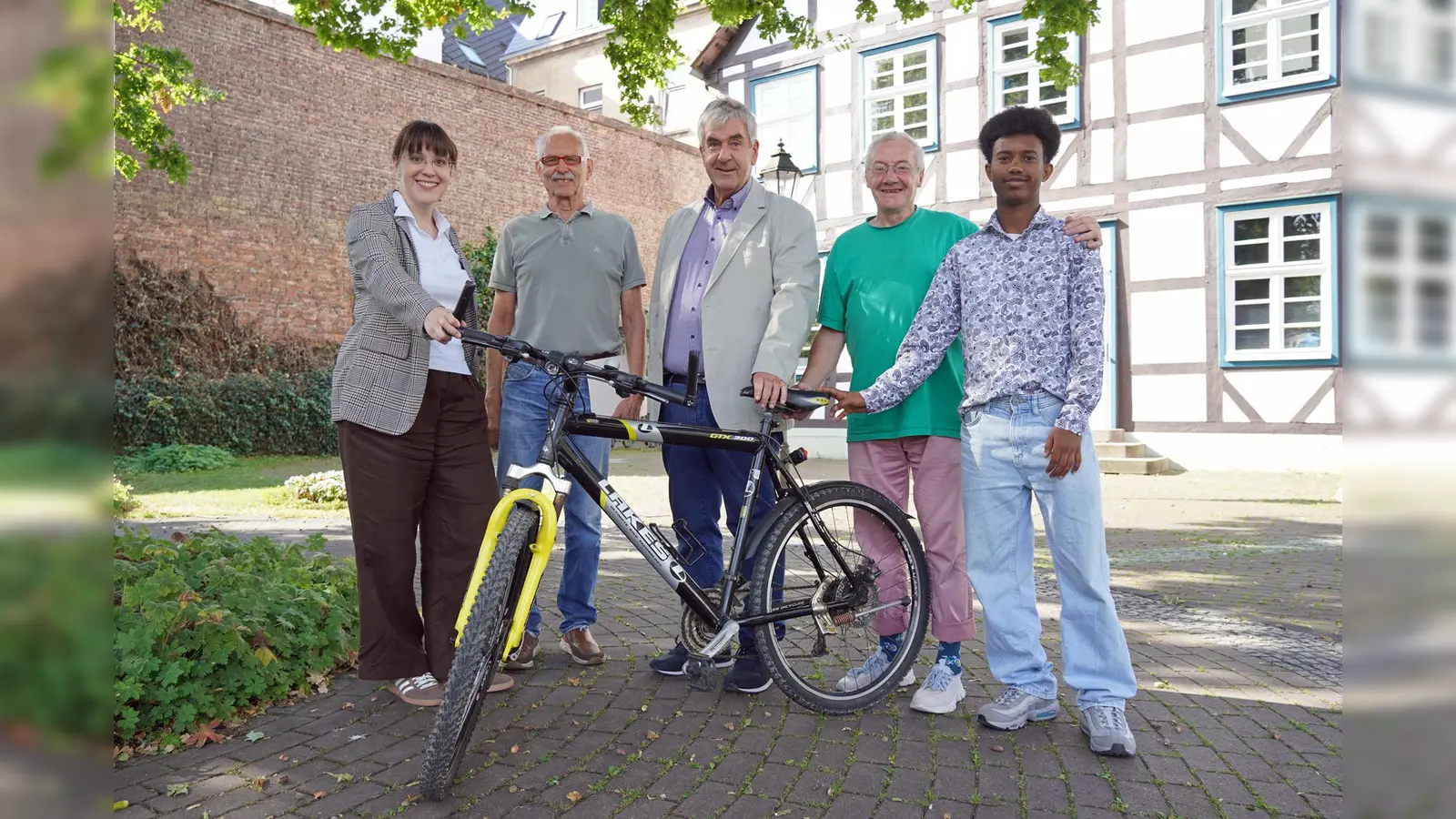Eine tolle Leistung für den Klimaschutz (v.l.): Christiane Hecker vom Klimaschutz-Team der Stadt Brakel, Manfred Götz, Bürgermeister Hermann Temme, Adalbert Grüner und Meron Sium. (Foto: Stadt Brakel)