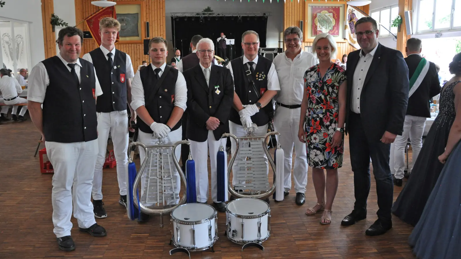 V.r.: Dominik Reineke von der VerbundVolksbank OWL eG, Filiale Brakel, Viola Wellsow von der Sparkasse Paderborn-Detmold-Höxter (Filiale Brakel), Markus Krömeke von der Vereinigten Volksbank eG (Geschäftsstelle Brakel) sowie Privatspender Dieter Benstein (5. von rechts) zusammen mit einigen Musikern des Spielmannszuges und dem stellvertretenden Spielmannszugführer Dennis Groppe (links). (Foto: Marc Otto)