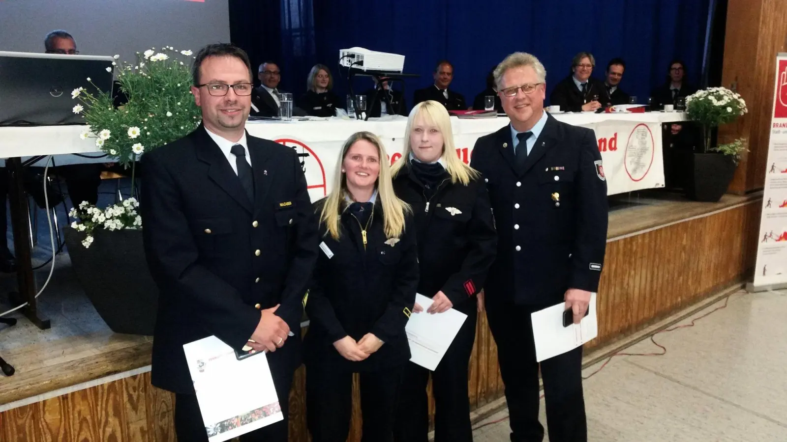 V.l.: Kreisbrandinspektor Sebastian Mazassek, Kreisjugendfeuerwehrwartin Désirée Partosch, Jugendwartin Sabrina Henrich und Ehrenmitglied Horst Klinge. (Foto: Foto: privat)