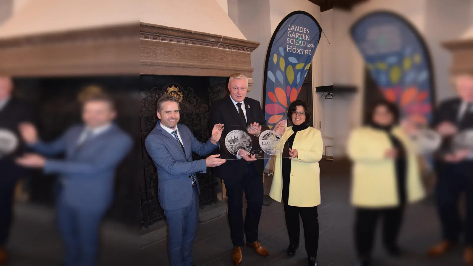 V.l.: Leif Burghard (EuroMint-Geschäftsführer), Bürgermeister Daniel Hartmann und Baudezernentin Claudia Koch stellen die beiden Sonderprägungen vor. (Foto: Stadt Höxter)