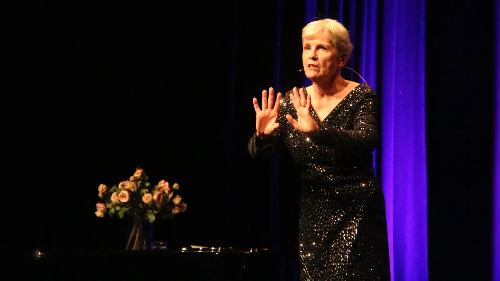 Gastgeberin Gerburg Jahnke präsentiert in Beverungen den großen Frauenkabarett-Abend. (Foto: Kulturgemeinschaft)