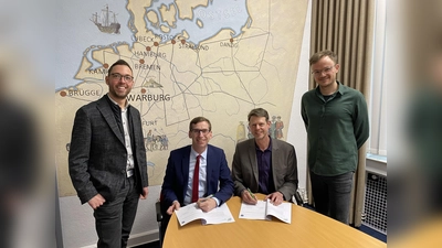 Bei der Unterzeichnung der neuen Rahmenvereinbarung im Stadthaus: Von links: Jan Kolditz (Mobilitätsbeauftragter Stadt Warburg), Bürgermeister Tobias Scherf, Marcus Heidebrecht (Sachgebietsleitung Ostwestfalen-Lippe im Zukunftsnetz Mobilität NRW) und Steffen Reineke (Koordinierungsstelle Ostwestfalen-Lippe des Zukunftsnetz Mobilität NRW). (Foto: Hansestadt Warburg)