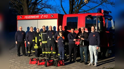 Mitglieder der Löschgruppe Wehrden mit Bezirksausschussvorsitzenden Günter Weskamp bei der Übergabe der Wechselkleidung und Taschen (Foto: FFW Wehrden)