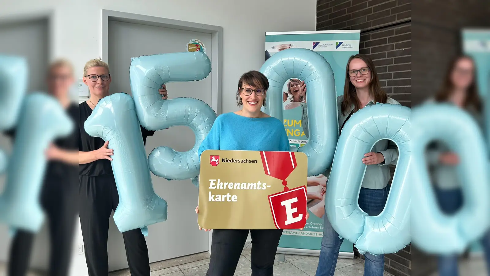 Freuen sich über den erreichten Meilenstein: Stefanie Pöhler, Anja Kurth und Sarah Horstmann. (Foto: ZEE)