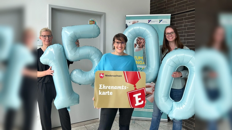 Freuen sich über den erreichten Meilenstein: Stefanie Pöhler, Anja Kurth und Sarah Horstmann. (Foto: ZEE)