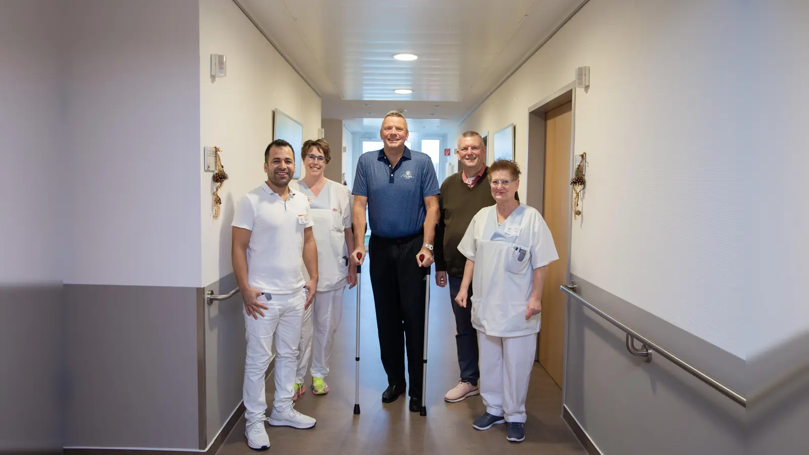 Landtagsabgeordneter Matthias Goeken (Mitte) bekommt das letzte Knie des Jahres am St. Vincenz Hospital Brakel (v.l.): Adham Moussa (Oberarzt), Sandra Held (Pflegefachkraft), Matthias Goeken, KHWE-Geschäftsführer Christian Jostes und Gabriele Wetzel (Pflegehelferin). (Foto: KHWE)