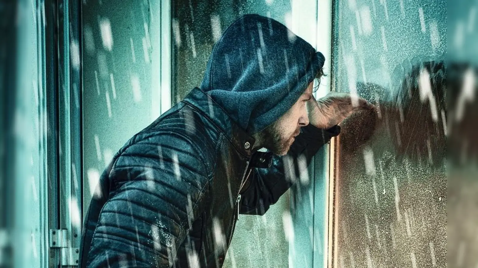 Einbrecher wirft einen Blick durch eine Scheibe. (Foto: Pixabay_Sammy-Sander)