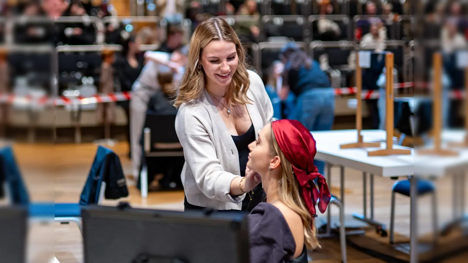 Vanessa Wachtel errang bei „Jugend frisiert“ in der Kategorie Kosmetik den 1. Platz im 3. Lehrjahr und sicherte sich mit ihrem „Diva Make-up“ zudem den nordwestdeutschen Meistertitel. (Foto: Kreishandwerkerschaft Höxter-Warburg)
