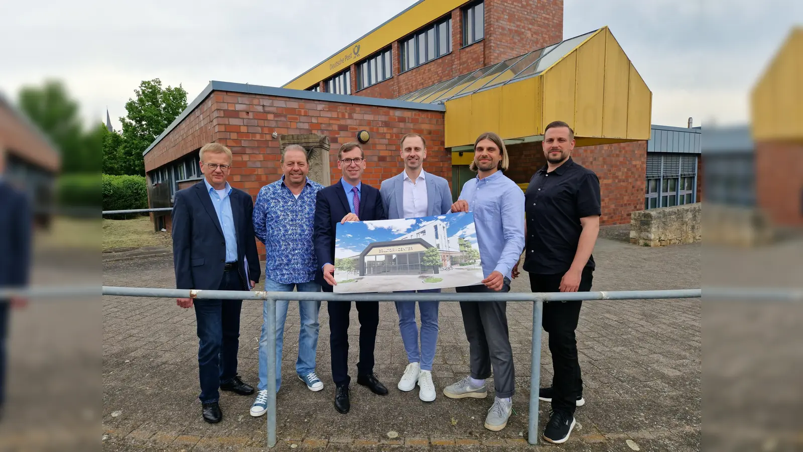 (v.l.) Rainer Ehle (Fachbereichsleiter II Bauen und Stadtentwicklung der Hansestadt Warburg), Robert Aschoff (Investor), Tobias Scherf (Bürgermeister der Hansestadt Warburg), Max Aschoff (Investor), Stefan Vrána und Igor Vrána (Architekturbüro Vrána, Kassel). (Foto: Stadt Warburg)