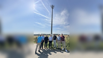 Frank Weinbrenner (Kommunalbeauftragter Mobilfunk der Deutschen Telekom), Dirk Simon (Bezirksausschussvorsitzender Auenhausen-Frohnhausen-Hampenhausen), Alexander Kleinschmidt (Allgemeiner Vertreter des Bürgermeisters, Stadt Brakel), Bürgermeister Hermann Temme (Stadt Brakel), Bürgermeister Nicolas Aisch (Orgelstadt Borgentreich), Bernd Tewes (Ortsvorsteher Natingen) und Michael Evers (Orgelstadt Borgentreich). (Foto: privat)