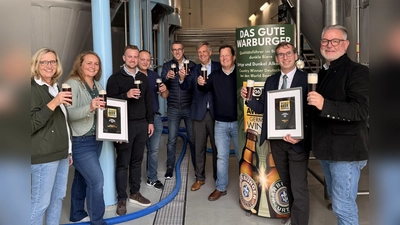 V.l.: Melanie Glade, Kristina Imhof (Städtische Mitarbeiterinnen Oktoberwoche), Festwirt Silas Köster, Schanktechniker Niklas Henze, Erster Beigeordneter Andreas Niggemeyer, Brauereichef Franz-Axel Kohlschein, Braumeister Peter Schießl, Bürgermeister Tobias Scherf und Brauereichef Michael Kohlschein. (Foto: privat)