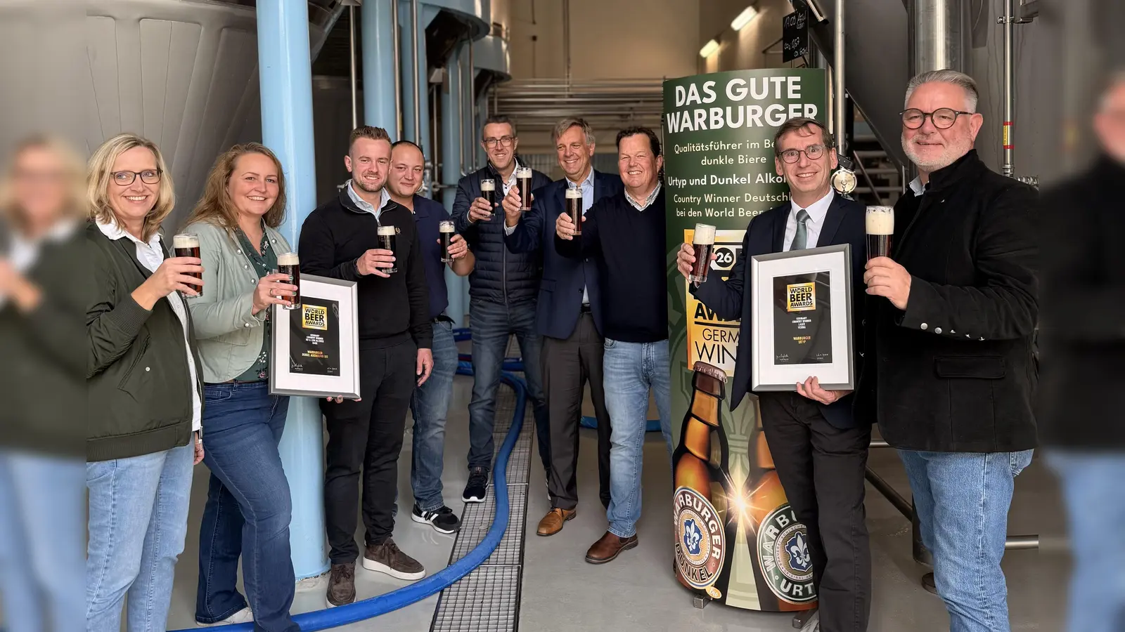 V.l.: Melanie Glade, Kristina Imhof (Städtische Mitarbeiterinnen Oktoberwoche), Festwirt Silas Köster, Schanktechniker Niklas Henze, Erster Beigeordneter Andreas Niggemeyer, Brauereichef Franz-Axel Kohlschein, Braumeister Peter Schießl, Bürgermeister Tobias Scherf und Brauereichef Michael Kohlschein. (Foto: privat)
