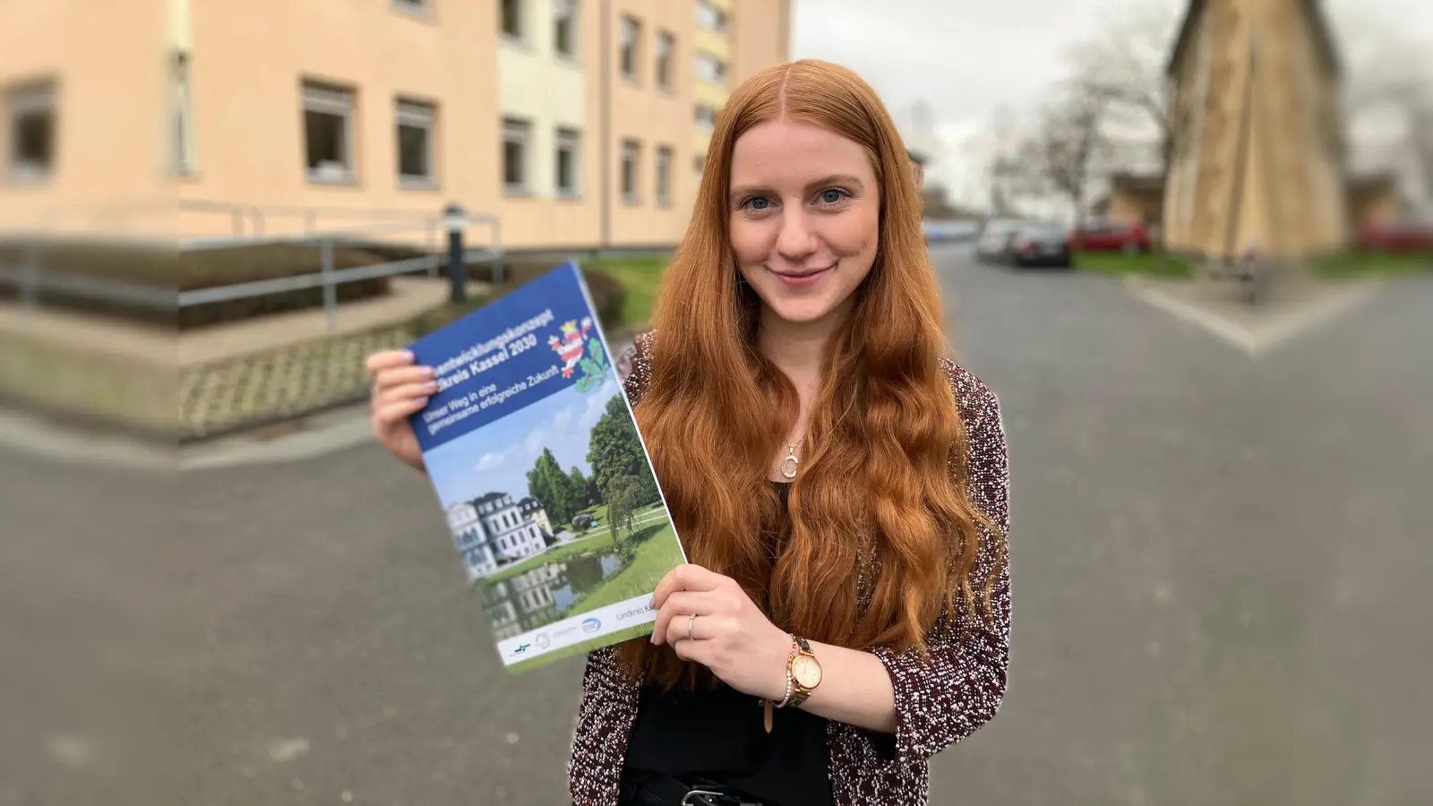 Christin Bouwman hält das gedruckte Kreisentwicklungskonzept in den Händen. (Foto: Landkreis Kassel)