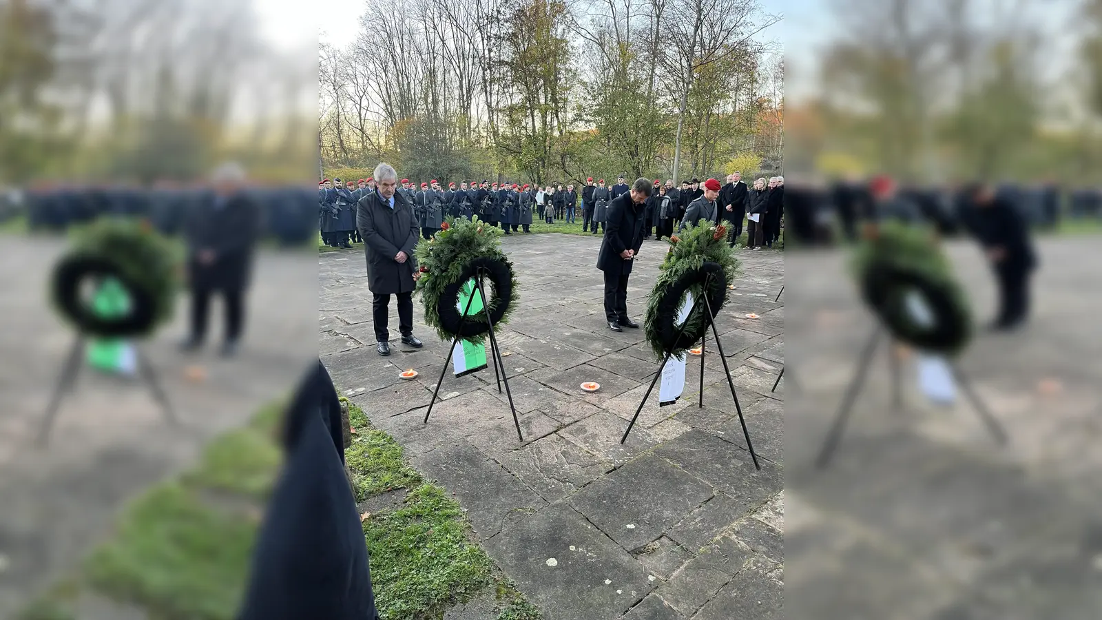 Landrat Michael Stickeln (Mitte) und Brakels Bürgermeister Hermann Temme (links) verneigten sich vor den Opfern von Krieg, Verfolgung und Gewalt. (Foto: Kreis Höxter)